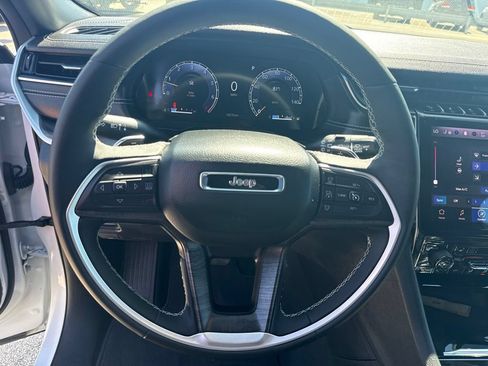 Used 2025 Jeep Grand Cherokee Limited AWD/4WD image 7