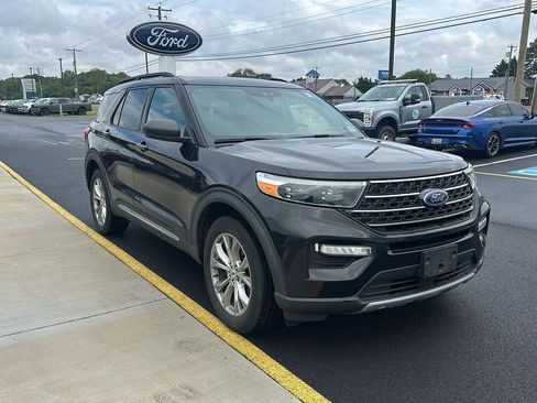Used 2020 Ford Explorer XLT w/ Equipment Group 202A AWD/4WD image 3