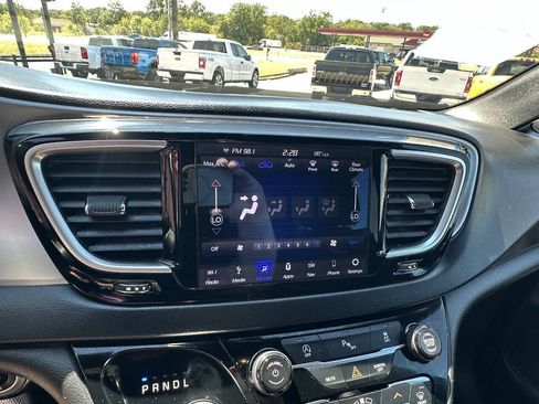 Used 2019 Chrysler Pacifica Touring Plus w/ S Appearance Package FWD image 12