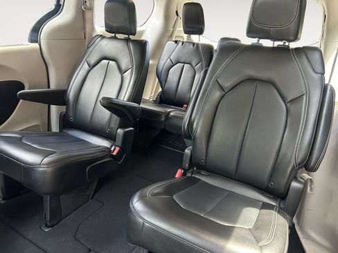 Used 2023 Chrysler Pacifica Touring-L FWD image 13