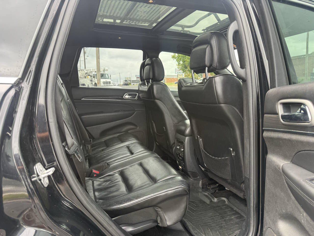 Used 2018 Jeep Grand Cherokee Overland AWD/4WD image 12