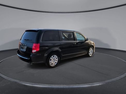 Used 2019 Dodge Grand Caravan SE w/ UConnect Hands-Free Group image 8