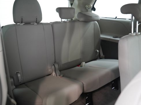 Used 2018 Toyota Sienna XLE w/ XLE Navigation Package FWD image 15