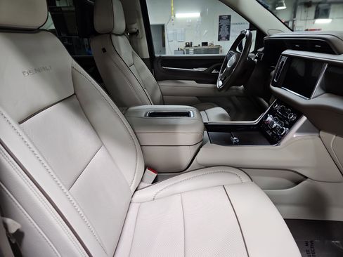 Used 2024 GMC Yukon Denali w/ Advanced Technology Package image 10