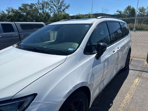 Used 2025 Chrysler Pacifica Limited FWD image 13