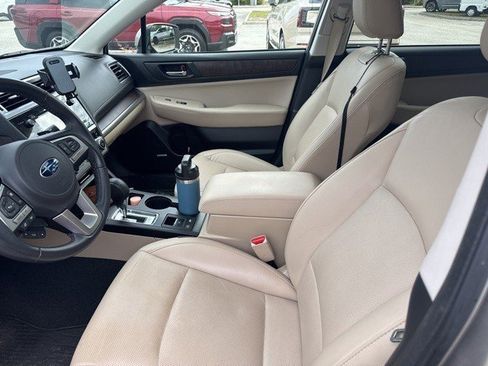 Used 2017 Subaru Outback 2.5i Limited image 2