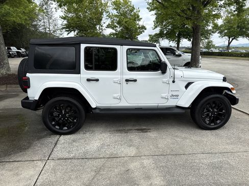 Used 2022 Jeep Wrangler Unlimited Sahara w/ Cold Weather Group AWD/4WD image 8