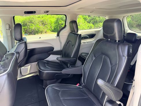 Used 2023 Chrysler Pacifica Limited image 11