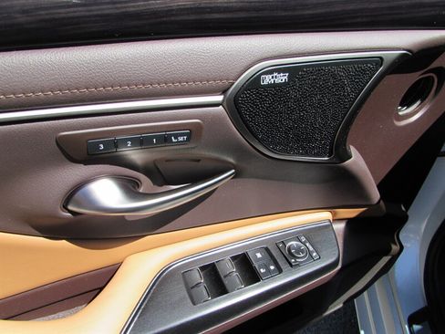 Used 2021 Lexus ES 300h w/ Accessory Package FWD image 24