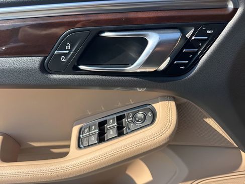 Used 2023 Porsche Macan Turbo image 29