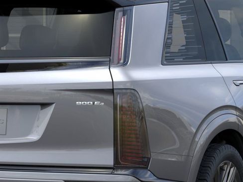 New 2026 Cadillac Vistiq Platinum w/ LPO, Floor Liner Package AWD/4WD image 11
