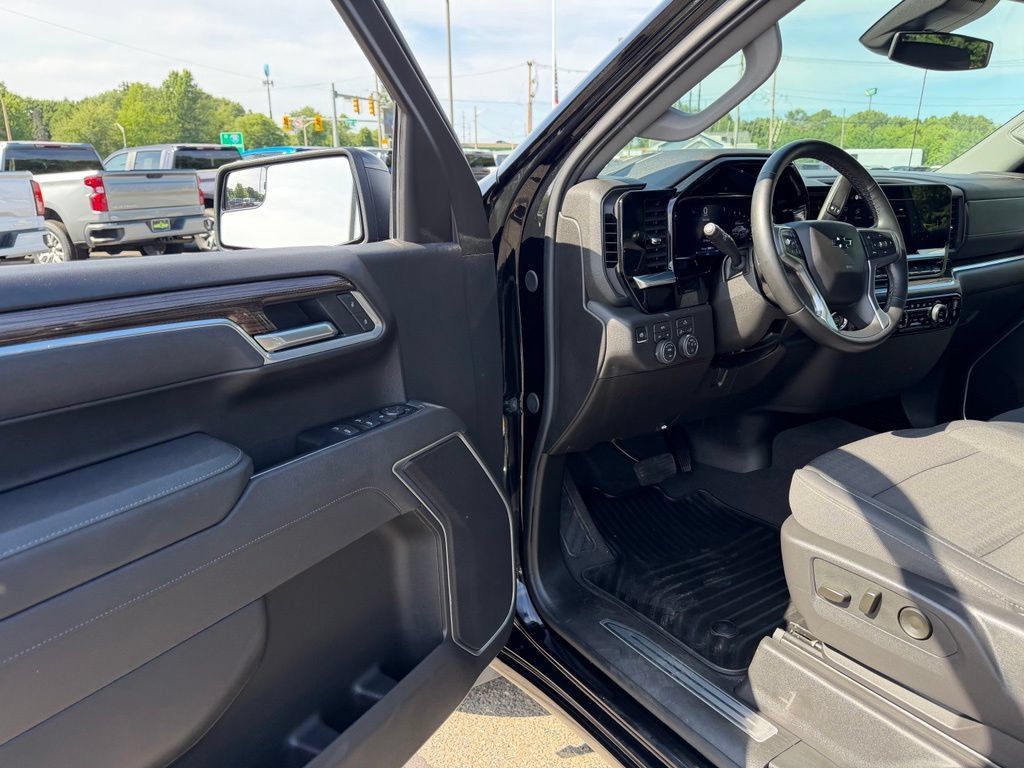 Certified 2026 Chevrolet Silverado 1500 RST AWD/4WD image 16