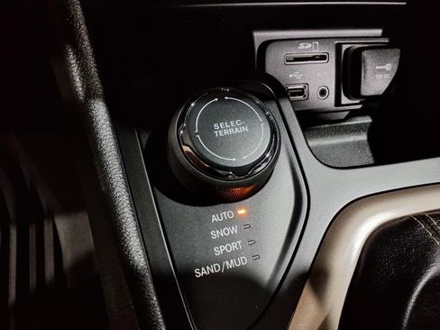 Certified 2016 Jeep Cherokee Latitude w/ Cold Weather Group image 20