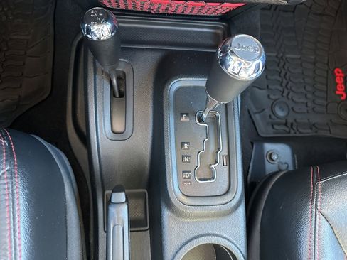 Used 2017 Jeep Wrangler Unlimited Rubicon image 6