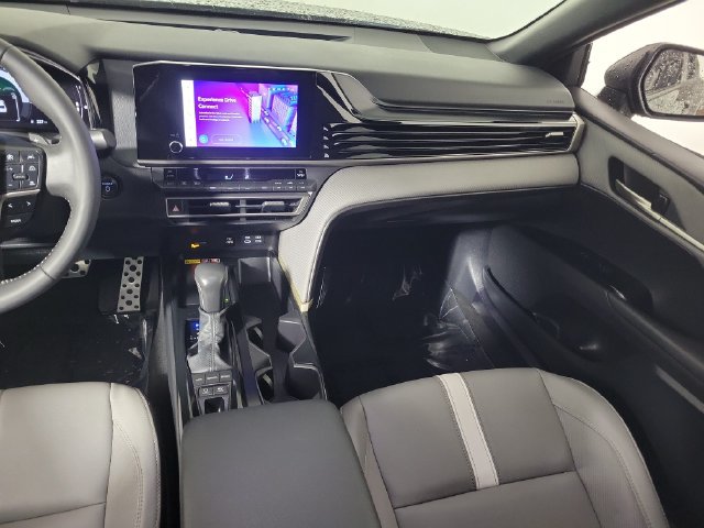 Used 2025 Toyota Camry SE w/ Convenience Package FWD image 16