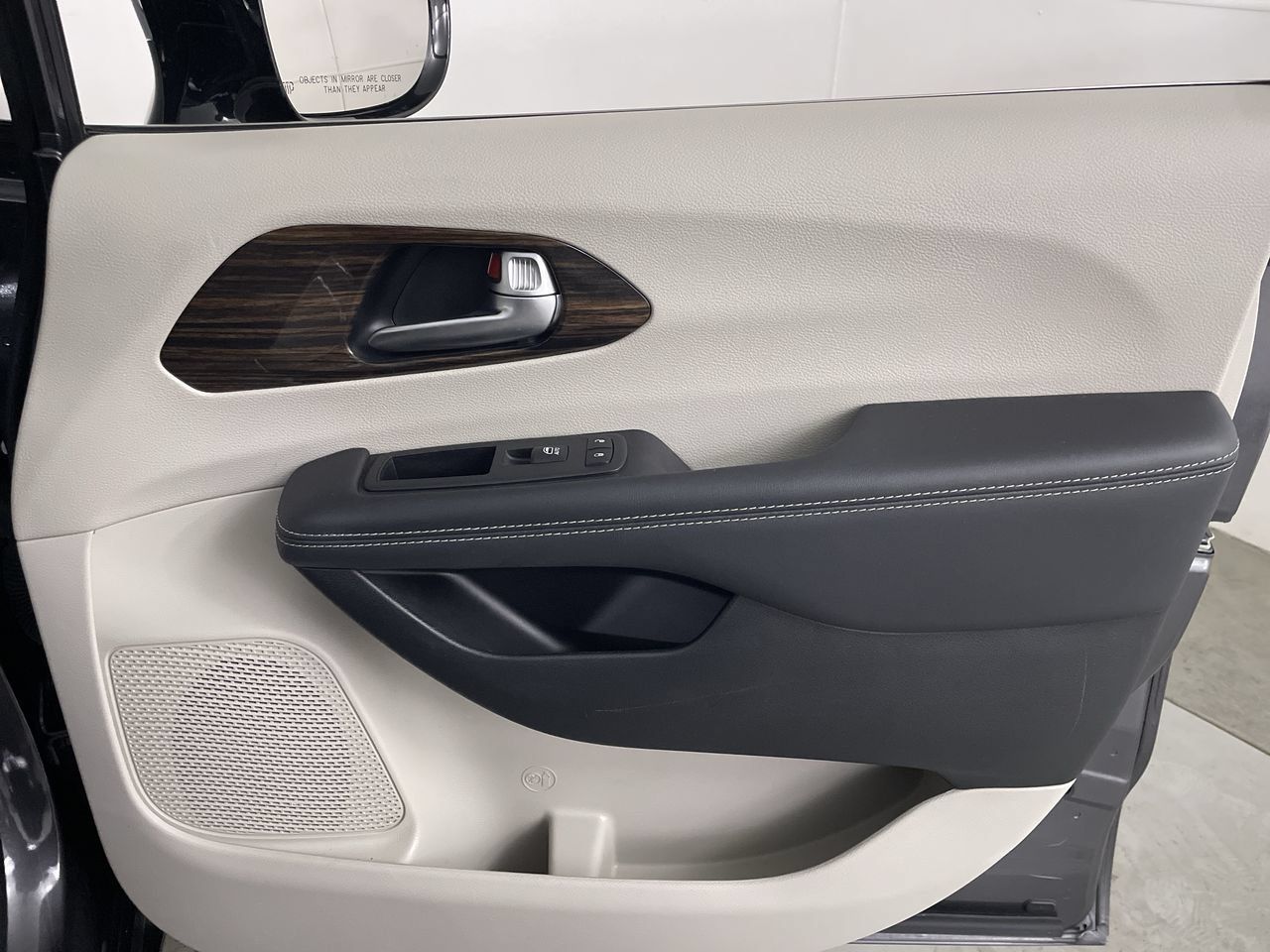 Used 2023 Chrysler Pacifica Limited FWD image 23