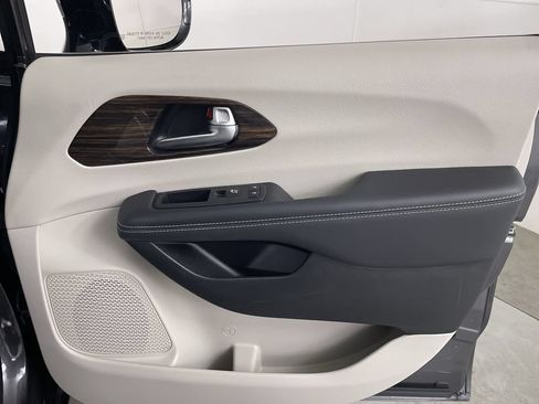Used 2023 Chrysler Pacifica Limited FWD image 23
