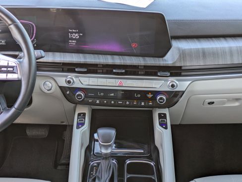 Used 2024 Kia Telluride EX w/ EX Captain's Chair Package image 18