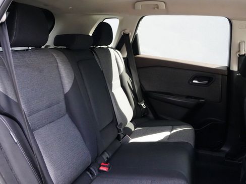 Used 2021 Nissan Rogue SV image 9