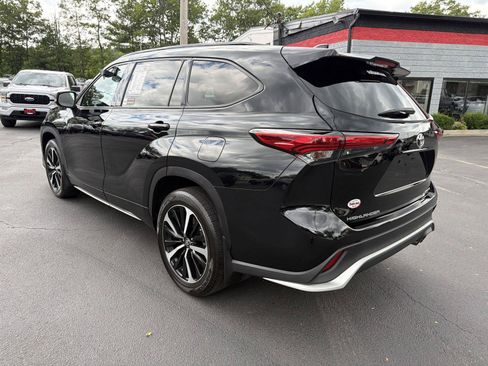 Used 2021 Toyota Highlander XSE AWD/4WD image 3
