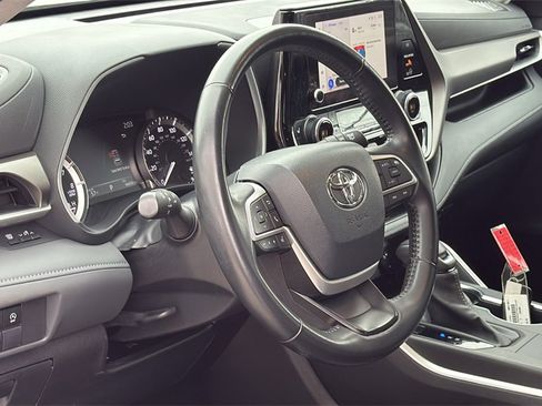 Used 2023 Toyota Highlander XLE image 12