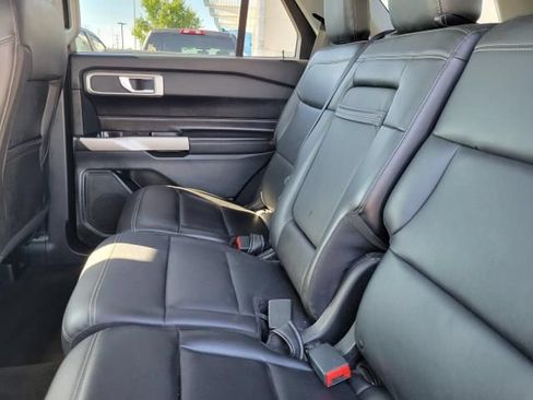 Used 2022 Ford Explorer XLT AWD/4WD image 11