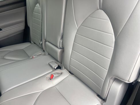 Used 2020 Toyota Highlander XLE image 15