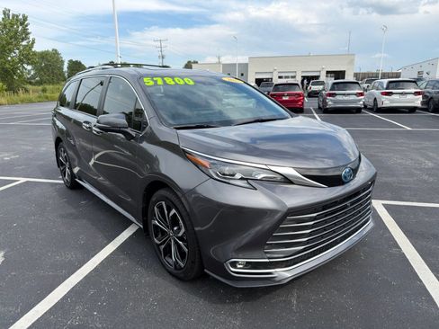 Used 2025 Toyota Sienna Platinum FWD image 10