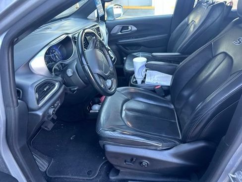 Used 2018 Chrysler Pacifica Touring-L w/ Premium Audio Group FWD image 9