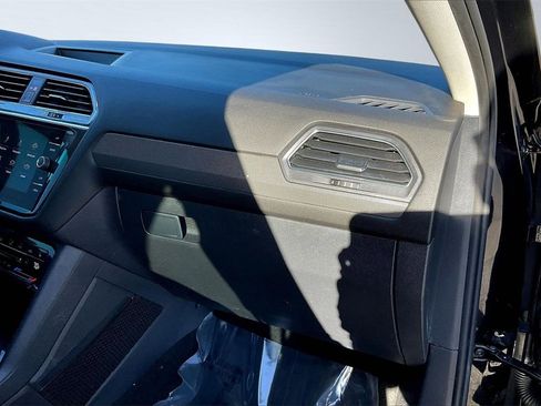 Used 2022 Volkswagen Tiguan SE image 17