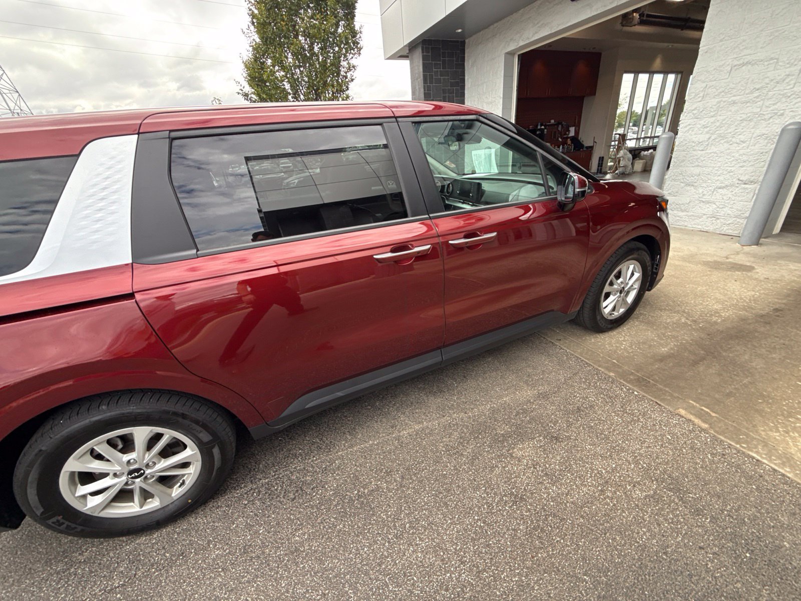Used 2024 Kia Carnival LX FWD image 24