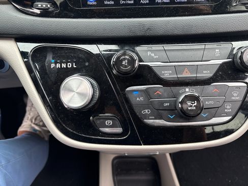 Used 2017 Chrysler Pacifica Touring-L FWD image 4
