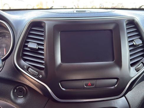 Used 2019 Jeep Cherokee Latitude w/ Popular Appearance Group FWD image 17