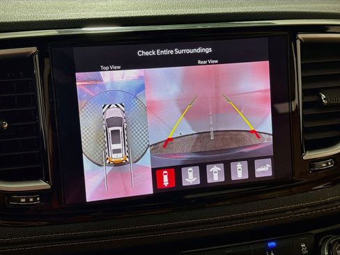 Used 2023 Chrysler Pacifica Pinnacle FWD image 3