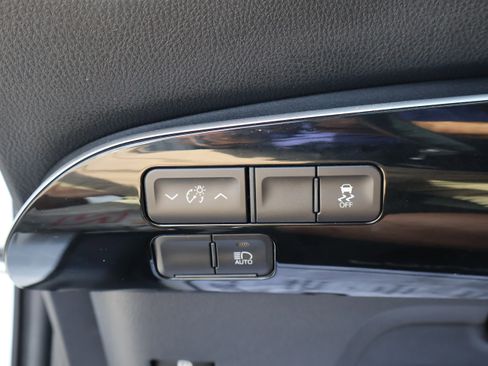 Used 2021 Toyota Prius L Eco FWD image 46