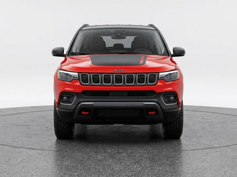 Used 2025 Jeep Compass Trailhawk image 2