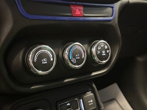 Used 2017 Jeep Renegade Sport w/ Power & Air Group image 13