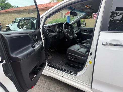Used 2017 Toyota Sienna SE FWD image 18