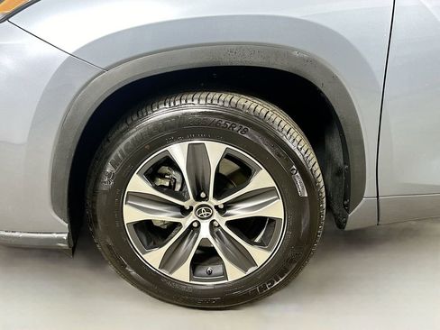 Used 2023 Toyota Highlander XLE image 7