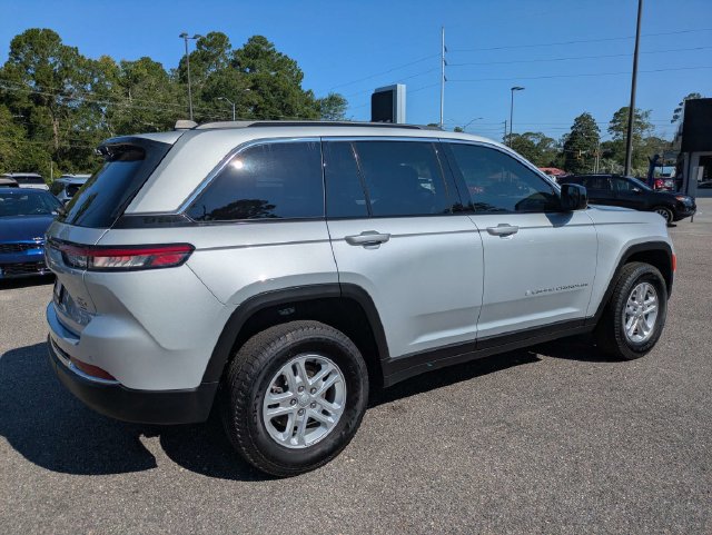 Used 2025 Jeep Grand Cherokee Laredo RWD image 4