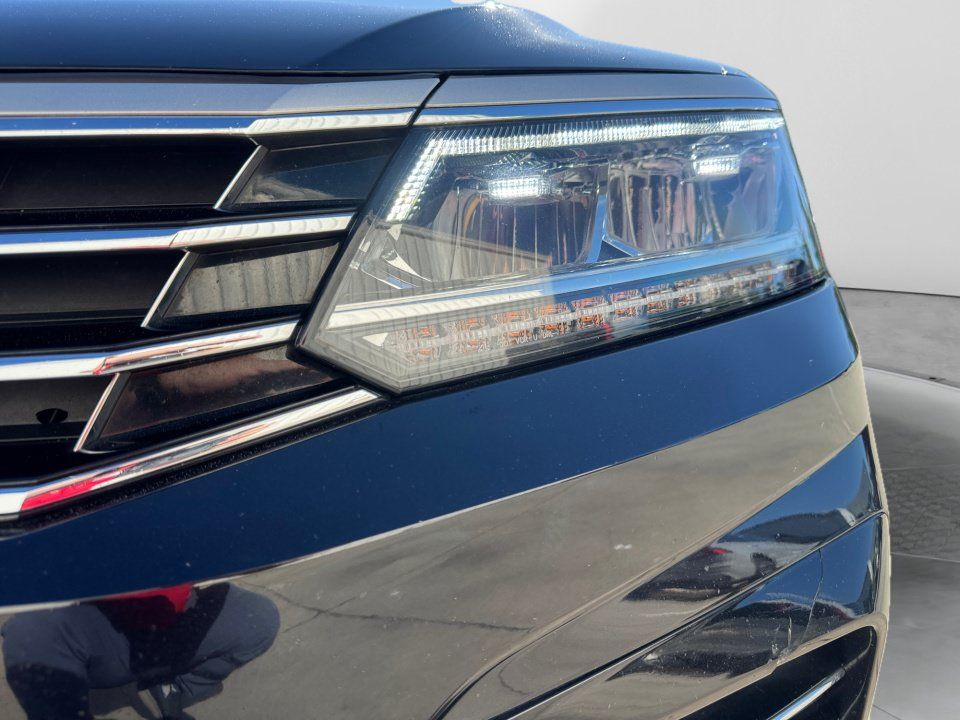 Used 2018 Volkswagen Passat 2.0T R-Line w/ R-Line Lighting Package FWD image 26