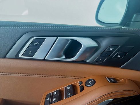 Used 2025 BMW X5 xDrive50e image 7