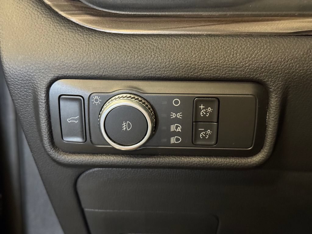 Used 2022 Ford Explorer Limited w/ Equipment Group 301A AWD/4WD image 18
