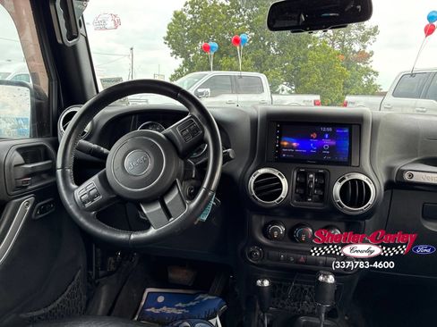 Used 2015 Jeep Wrangler Unlimited Sahara w/ Connectivity Group AWD/4WD image 9