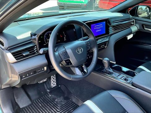 Used 2025 Toyota Camry SE w/ Convenience Package image 18