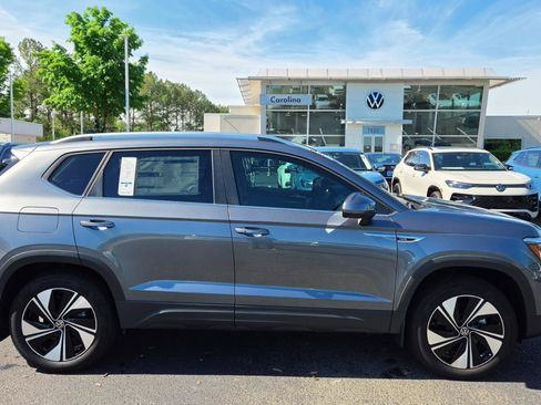 Used 2024 Volkswagen Taos SE AWD/4WD image 3