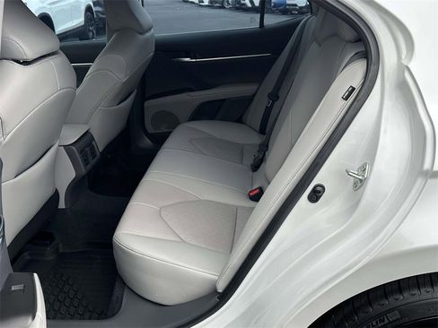 Used 2022 Toyota Camry XSE image 9