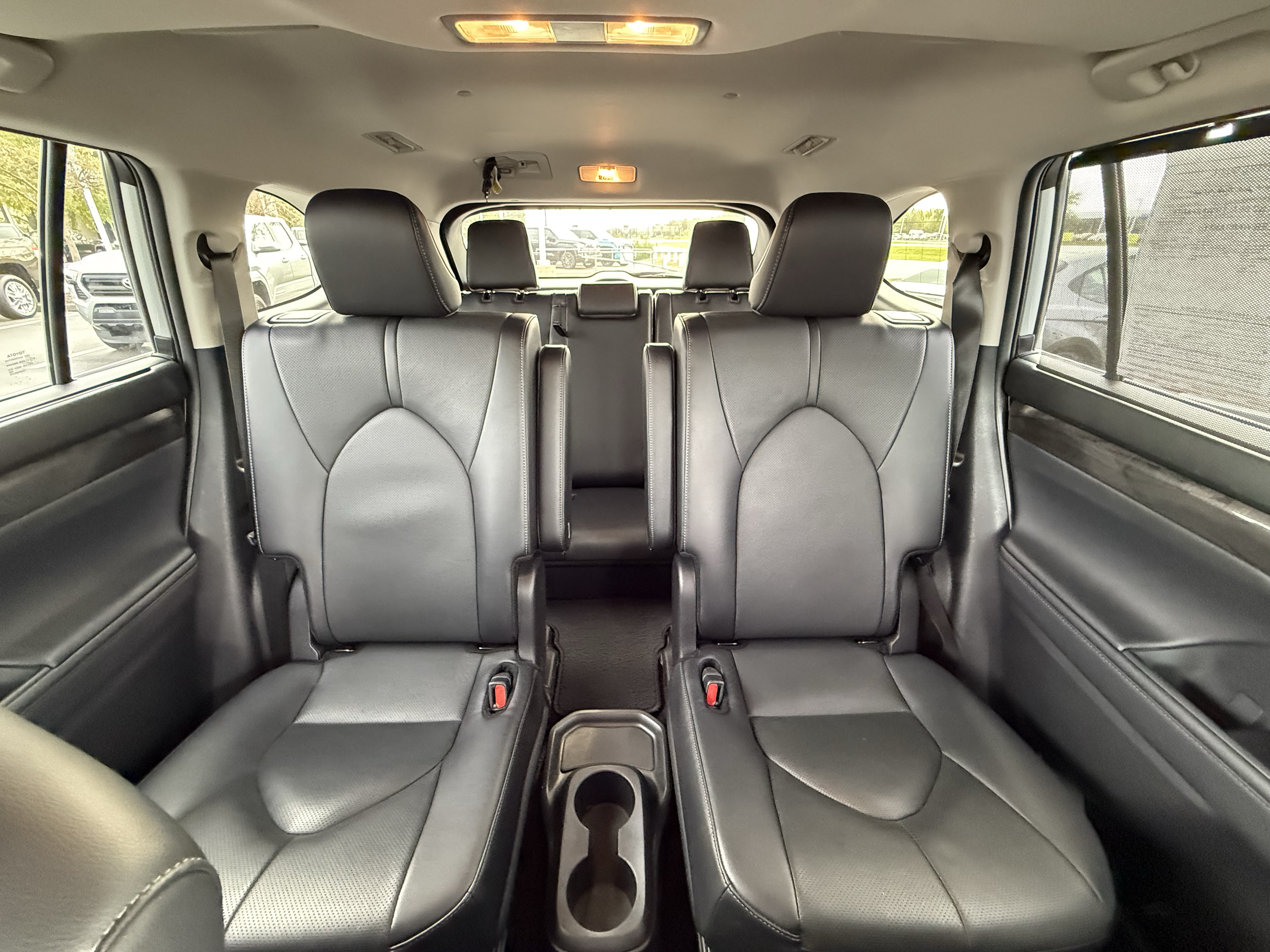 Used 2024 Toyota Highlander Limited AWD/4WD image 3