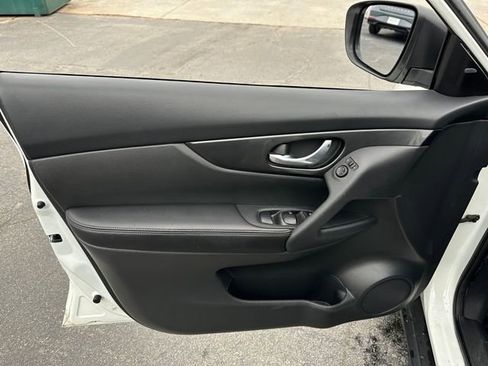 Used 2017 Nissan Rogue SV w/ SV Premium Package image 14