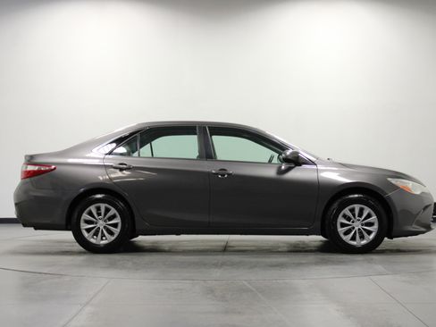 Used 2017 Toyota Camry LE FWD image 3